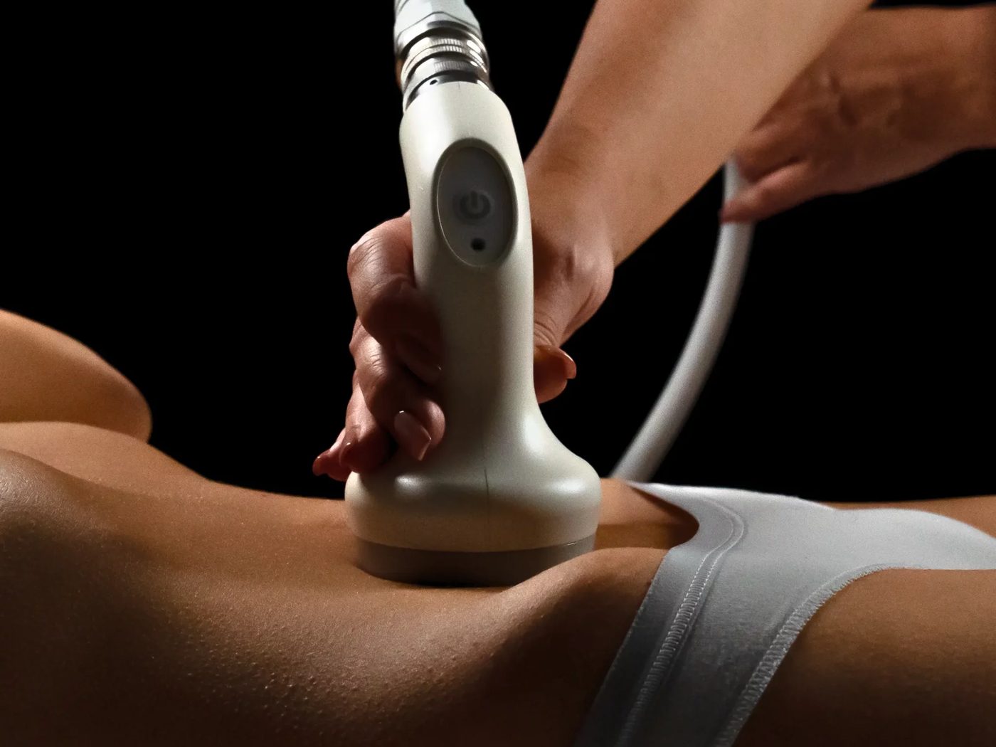 Manipolo multipolare T-Shape 2 appoggiato sull'addome durante una seduta a Cremona