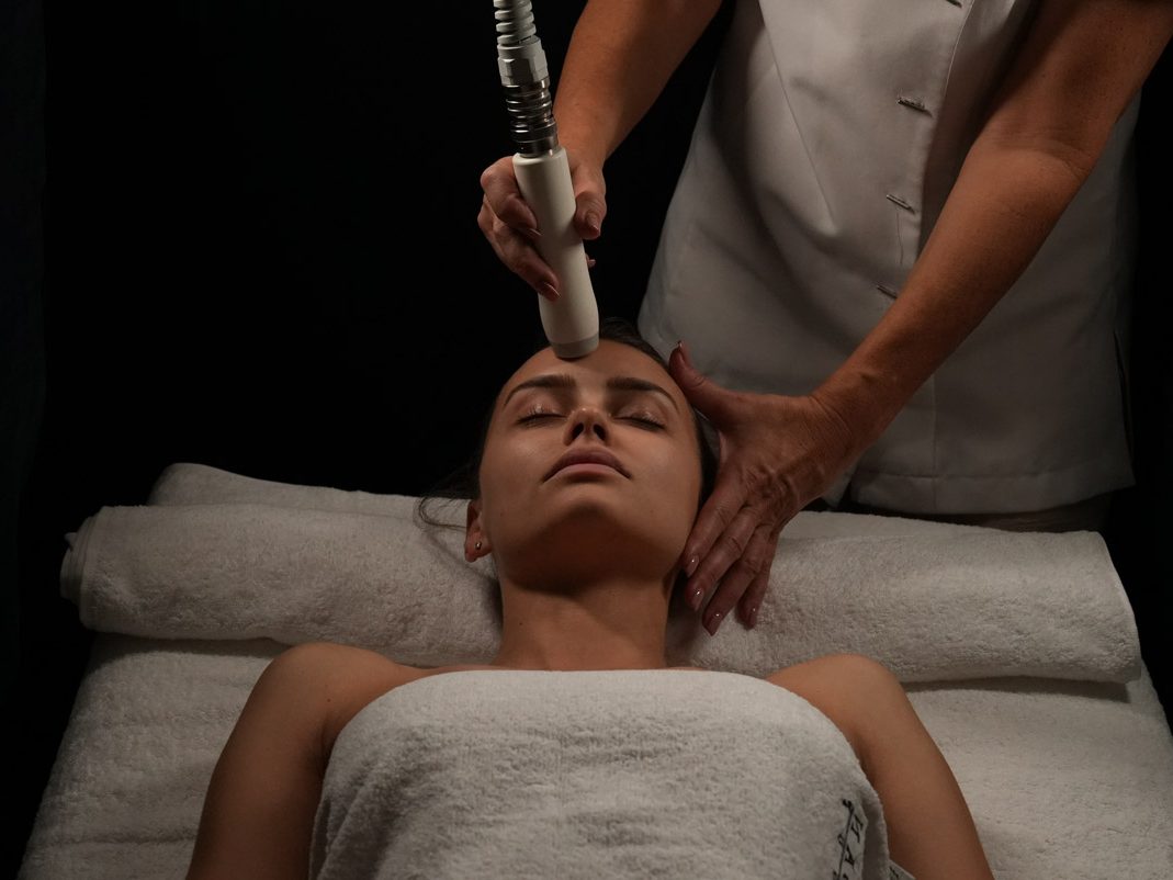 Operatrice del Centro Estetico Enrica durante una seduta con la piattaforma T-Shape 2