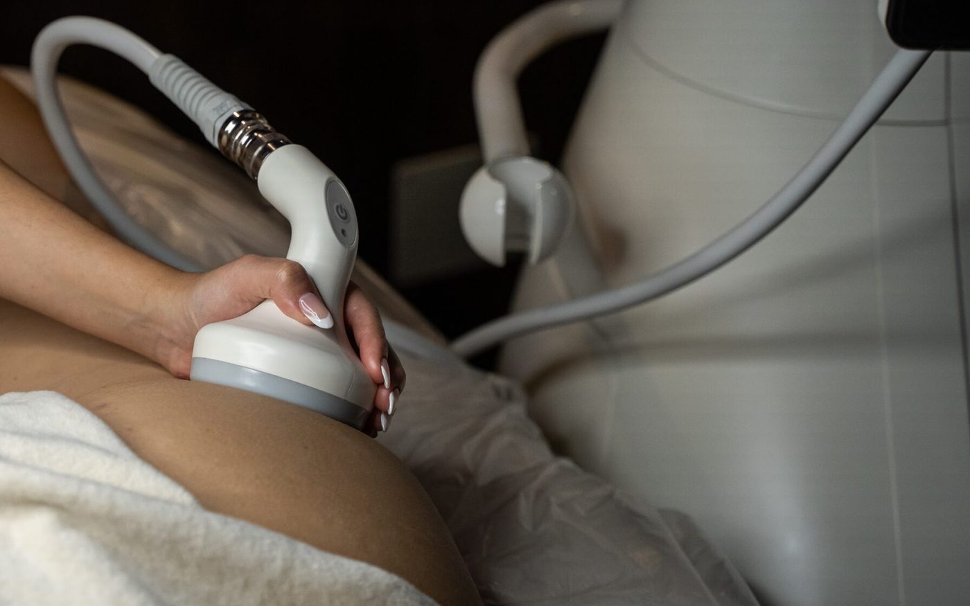Manipolo corpo e apparecchiatura T-Shape 2 in cabina durante una seduta a Cremona